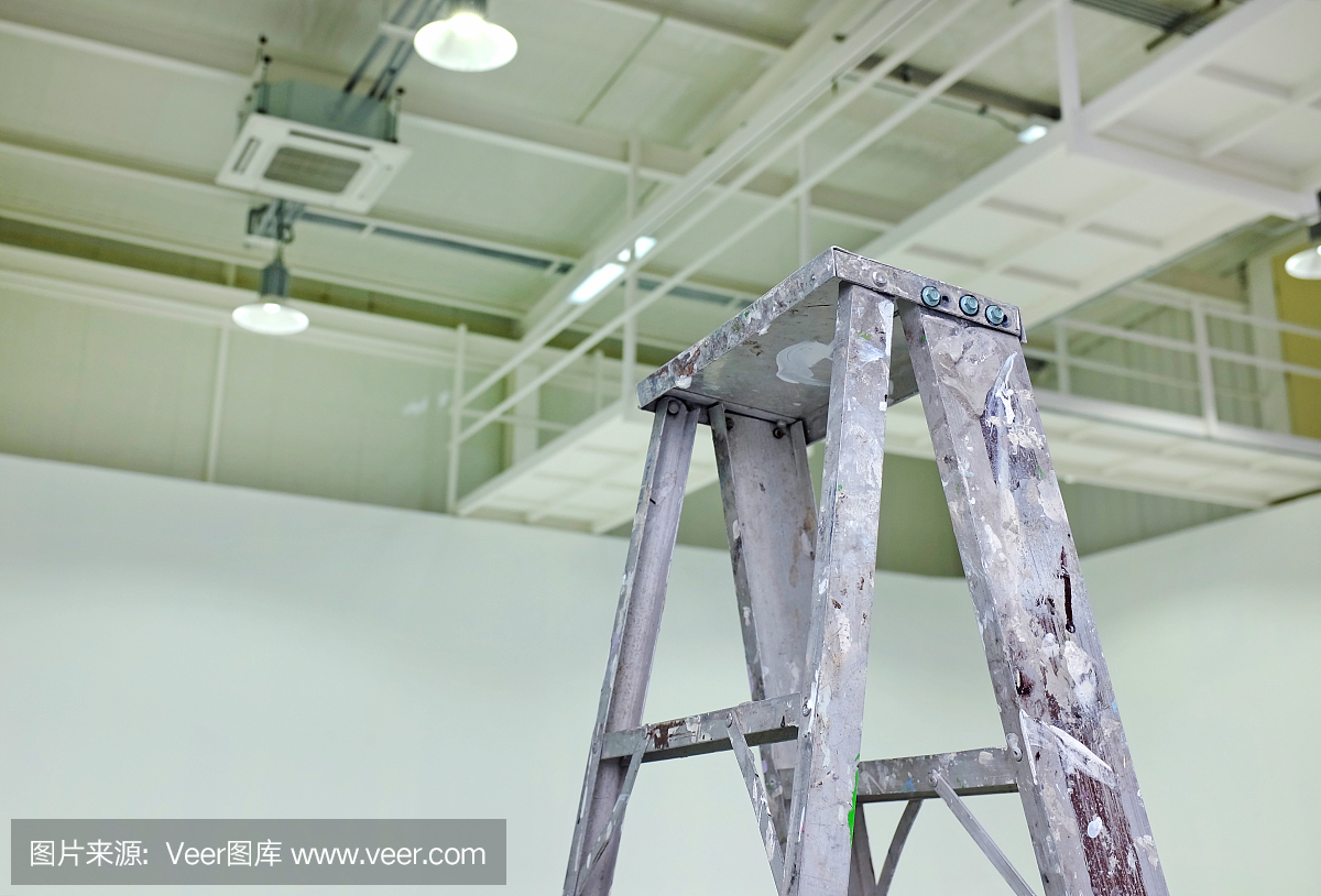 會議室的鋁梯子很臟。